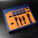 Modrý efektový pedál s oranžovým ovládacím panelem. Na horní hraně je nápis BOSS VOICE TRANSFORMER VT-1. Panel obsahuje čtyři tlačítka pro presety (o…