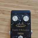 Černý efekt pedál s dvěma ovládacími knoflíky označenými jako GAIN a LEVEL. Na přední straně jsou nápisy DOD, Yngwie J Malmsteen, YJM308 a Preamp Ove…