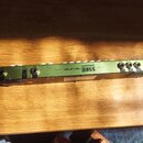Zelený kytarový pedál s nápisy VALETON, DAPPLA a BASS. Na zadní straně jsou konektory s popisky 9V DC, THRU, SEND, RETURN, OUT a GROUND. Zařízení vyk…