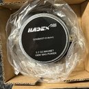 V kartonové krabici v plastovém obalu je umístěn kulatý reproduktor s černým krytem magnetu. Na krytu je bílý nápis HADEX AUDIO VIDEO, označení Q092B…