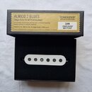 Bílý snímač typu single coil s šesti viditelnými póly v černé krabičce. Nad ním je umístěno víko od krabice s nápisy ALNICO 2 BLUES, Single Coils for…