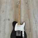 Černá elektrická kytara s bílým pickguardem a světle hnědým hmatníkem. Na hlavě krku je viditelné logo Squier. Nástroj má jeden snímač u kobylky a je…