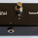 Černý ovladač s třemi kovovými spínači a třemi konektory na přední straně. Na povrchu jsou bílé nápisy „strymon.“ a „MULTI SWITCH PLUS“ spolu s označ…