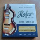 Krabice s basovými strunami značky Höfner. Na obalu je nápis „FOR 30" (762 MM) SHORT SCALE BASSES“, logo „Höfner seit 1887“ a text „BASS STRINGS“. Žl…