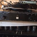 Černý výkonový zesilovač s nápisy BVaudio, PA 400BM a PROFESSIONAL POWER AMPLIFIER. Přední panel obsahuje dva ovratidla s označením CH2 a CH1, bílý v…