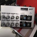 Stříbrný kompaktní mixážní pult s černými ovládacími prvky. Na horní části je nápis MM8 8 CHANNEL MINI MIXER a logo Ashton s doplňkem Designed in Aus…