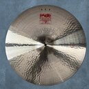 Kovový činel s kladivkovaným povrchem a stříbřitou barvou. Na horní části je červené logo s nápisy paiste 2002 a TRADE MARK MADE IN SWITZERLAND. V pr…