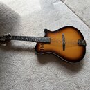 Akustická kytara s polodubovým tělem v žlutém sunburst provedení. Na hlavě hředu je viditelné logo značky Epiphone. Nástroj vykazuje běžné známky pou…