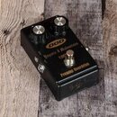 Černý efekt pedál s kovovým tělem. Na horní straně jsou dva ovládací knoflíky, stoupací spínač a nápisy: logo DOD, Yngwie J Malmsteen, YJM2 a Preamp…