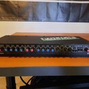 Černý rackový kousek elektroniky s nápisem GALLIEN-KRUEGER a označením 2000CPL STEREO GUITAR PREAMP. Přední panel obsahuje řadu ovládacích knoflíků v…