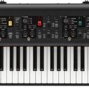 Černý digitální klavír s bílými a černými klávesami. Na levé straně je bílý nápis YAMAHA a na pravé straně nápis STAGE PIANO CP73. Horní panel obsahu…