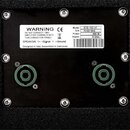 Zadní strana černého reproduktoru s dvěma SpeakON konektory. Na bílém štítku je uveden nápis WARNING, logo CE a text: DO NOT CONNECT TWO AMPLIFIER CH…