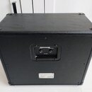 Zadní strana černého basového komba potaženého texturovaným vinylem. Uprostřed je panel s dvěma konektory a nápisy INPUT, THROUGH a níže BD MONO. V d…
