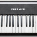 Černý MIDI kontrolér s klaviaturní klávesnicí. Uprostřed korpusu je bílý nápis KURZWEIL a vpravo nápis KM88. Vlevo se nachází ovládací prvky s tlačít…