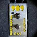 Kovový efekt pedál stříbrné barvy s žlutými nápisy. Na horní části je velký nápis 909, vlevo svisle RODENBERG, vpravo svisle OVERDRIVE a dole GAS. Up…