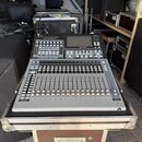 Digitální mixážní pult v transportním kufru s hliníkovými hranami. Na zařízení je nápis STUDIOLIVE 32SC a logo PreSonus. Povrch obsahuje displej, mno…