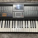 Černý digitální klavír značky CASIO, model CTK-750. Nástroj má bílé a černé klávesy a horní ovládací panel s řadou tlačítek, posuvníků a textových po…