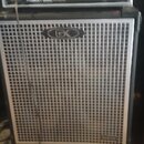 Fotografie zobrazuje basový zesilovač a reprobox v černém provedení. Na horním modulu je nápis GK GALLIEN-KRUEGER a model Fusion 550. Reprobox má stř…