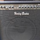 Černý basový kombozesilovač s nápisem Harley Benton na mřížce reproduktoru. Horní ovládací panel obsahuje modelové označení HB-80B Mosfet Bass a sekc…