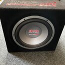 Černý basový reproduktor v kostkovém uzavřeném boxu potaženém látkou. Na středu membrány je nápis 800 WATTS MAX POWER a pod ním červenobílé logo EDIT…