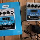 Na fotografii je modrý kartonový obal a pedál stereo looperu v bílé barvě. Na obou je nápis fourteen-forty stereo looper, logo electro-harmonix NEW Y…