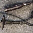 Černý mikrofon s nápisem AUDIX APS 910 a číslem 9523066-151. Na těle je dále text inline preamp 10-50V phantom power. Součástí je černý mikrofonní kl…