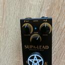Černý efekt pedál s nápisy SUPA-LEAD a OVERDRIVE MkIII. Na horní části jsou tři ovládací knoflíky s popisky VOLUME, TONE a DRIVE a konektory označené…