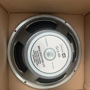 Reproduktor v kartonové krabici s kovovým rámem a stříbrným magnetem. Na zadní straně je bílá nálepka s nápisy Celestion, G12-65 a 15 ohms. Další tex…