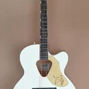 Bílá akustická kytara s vyřezem v korpusu a béžovým pickguardem. Na hlavě hmatníku je nápis GRETSCH a na pickguardu jsou loga GRETSCH. Nástroj má tma…