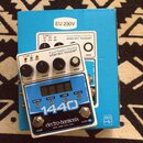 Bílý efekt pedál s nápisy fourteen-forty stereo looper a electro-harmonix NEW YORK CITY, USA. Na spodní části je výrazné modré číslo 1440 a několik o…