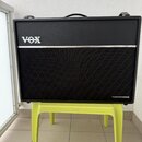 Černý kytarový kombozesilovač s texturovaným povrchem a černou přední síťovkou. V horní levé části je bílé logo VOX a v pravém dolním rohu nápis Valv…