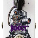 Bílý efekt pedál s grafickým motivem steampunkového stroje. Na horní části je černý otočný knoflík s označením „-“ a „+“, nad ním je nápis „9V DC“. U…