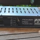 Černý kovový box s nápisy POWER PAD a PD106 MKII. Na předním panelu je umístěn knoflík BYPASS, otočný přepínač s hodnotami 18%, 25%, 35%, 50% a 70% p…