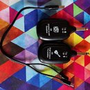 Dva černé bezdrátové vysílače a přijímače s připojenými 6,3mm jack konektory. Horní jednotka nese nápisy Original sound Receiver a A8 s ikonou přijím…
