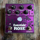 Fialový efekt pedál s nápisy Eventide® a ROSE™. Horní část obsahuje pět černých otočných oválů s popisky PRESET, MIX, FEEDBACK, DEPTH, DELAY, FILTER,…