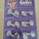 Sada šesti stříbrných ladíček s pojistkou v originálním plastovém obalu s fialovým podkladem. Na obalu jsou nápisy True Tune, True Lok Guitar a LOCKI…