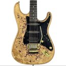 Elektrická kytara s tvarem typu Stratocaster v žluté barvě s výrazným efektem opotřebení a odloupaného laku. Nástroj má černý pickguard, tři snímače…