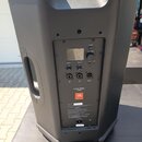 Zadní strana černého plastového aktivního reproduktoru. Na ovládacím panelu jsou vidět nápisy POWER, MAIN/MENU, SIG/CLIP, GAIN, BACK, LIMIT a MIX OUT…