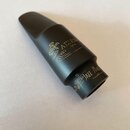 Černý dutý nástavce (mouthpiece) s matným povrchem. Na těle je zlatým písmem nápis AIZEN a pod ním menší nečitelný text, doprovázený grafickým symbol…