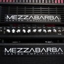 Černý kytarový kombozesilovač s kovovými rohy. Na předním panelu jsou dvě loga s nápisem MEZZABARBA CUSTOM AMPLIFICATION. Ovládací panel obsahuje bíl…