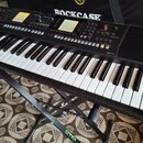 Černý digitální klavír umístěný na černém stojanu s nápisem STIM. Na ovládacím panelu je viditelné logo Roland a nápis XPS-10. Nástroj má bílé a čern…