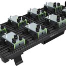Černý kovový pedalboard s osmi šedými efektovými pedály. Na boku pedalboardu je bílý nápis Guitta GPB-08. Všechny pedály mají stejný hranatý tvar s v…