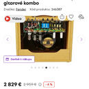 Snímek zachycuje lampové kytarové kombo Fender 57 Custom Deluxe. Nástroj má žlutý texturovaný povrch a je zobrazen s otevřeným zadním panelem, který…