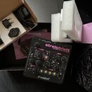 Černý string synthesizer s nápisem streichfett STRING SYNTHESIZER a logem waldorf. Přístroj má několik ovládacích knoflíků, posuvníků a tlačítek s po…