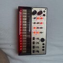 Stříbrošedý syntetizátor s černým bočním panelem a ovládacími prvky. Na pravé straně je vidět logo KORG a nápis volca keys. Zařízení obsahuje řadu kn…