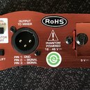 Červený kovový box s černými gumovými koncovými kryty. Na povrchu je nápis „VIRTUAL 4x12" CAB“, přepínač „SIMULATOR ON/OFF“, tlačítko „GND LIFT“ a XL…