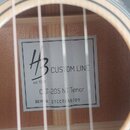 Detail vnitřku akustického nástroje s viditelnou štítkem. Na štítku je logo HB, nápis CUSTOM LINE, est 1998 a model CLT-20S NT Tenor. Je zde uveden t…