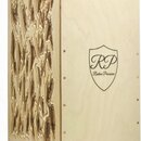 Světlý dřevěný perkusní nástroj boxovitého tvaru. Na boční straně je vyřezaná organická, nepravidelná ornamentace. Přední strana nese vyžhálované log…