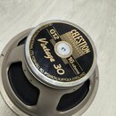 Kruhový reproduktor s kovovým rámem v šedé barvě. Na středovém černém štítku s gold okrajem je uveden nápis CELESTION, G12 Vintage 30 a 16 ohms. Okra…