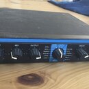 Černý rackový efektový procesor s nápisy lexicon vlevo a LXP-1 vpravo. Přední panel obsahuje šest otočných ovladačů s popisky INPUT, MIX, OUTPUT, DEC…